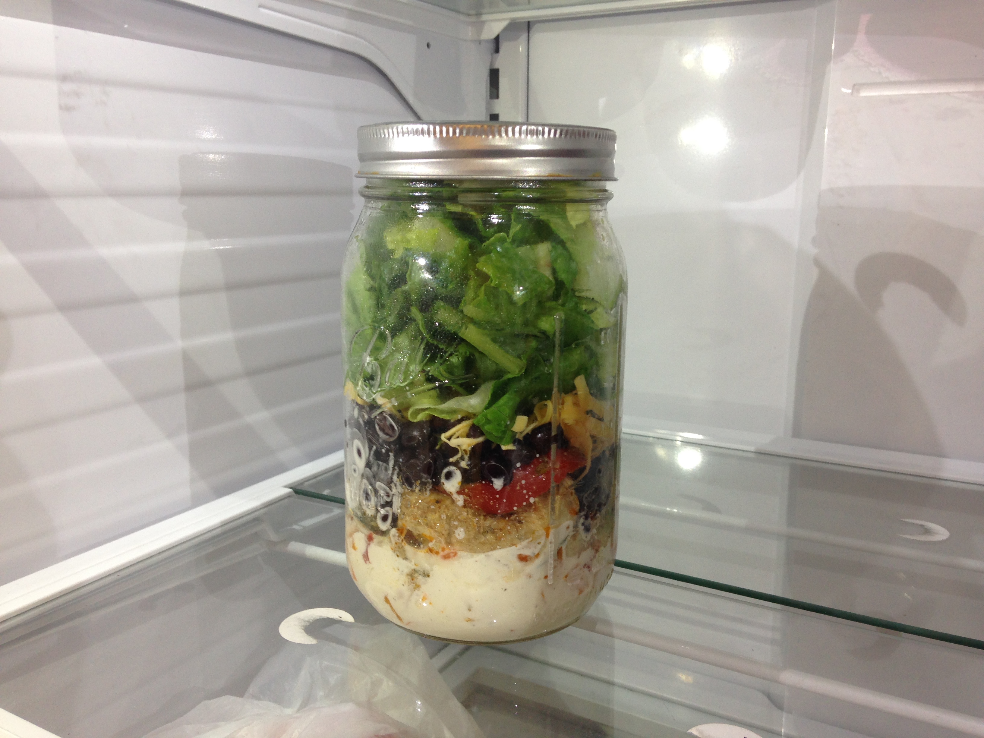 bocal en verre rempli de légumes