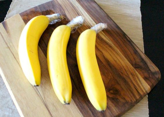 conserver bananes plus longtemps avec film alimentaire autour de la queue