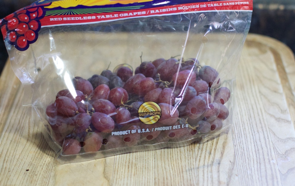 raisins dans un sachet plastique