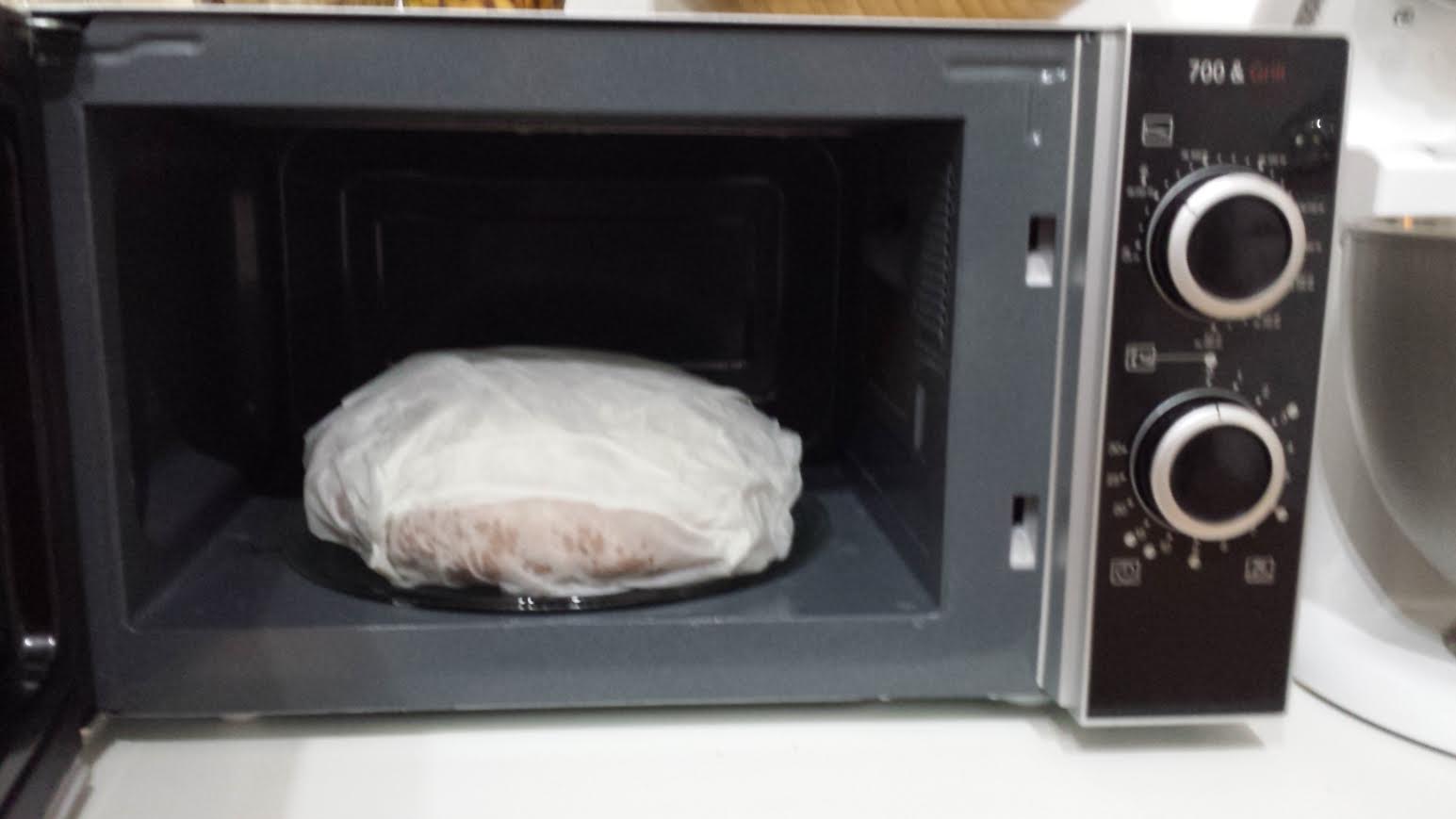Микроволновке в пакете без воды. Микроволновая печь для хлеба. Хлеб в микроволновке. Разогреть хлеб в микроволновке. Пакеты для микроволновой печи.
