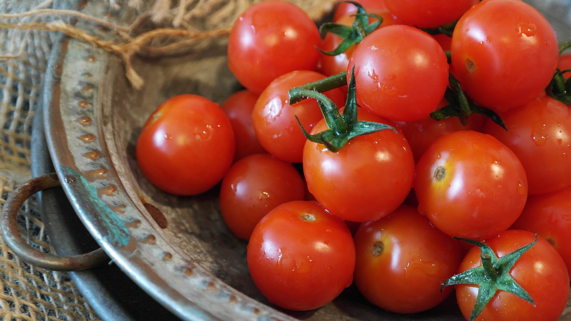 des tomates dans un plat stylé