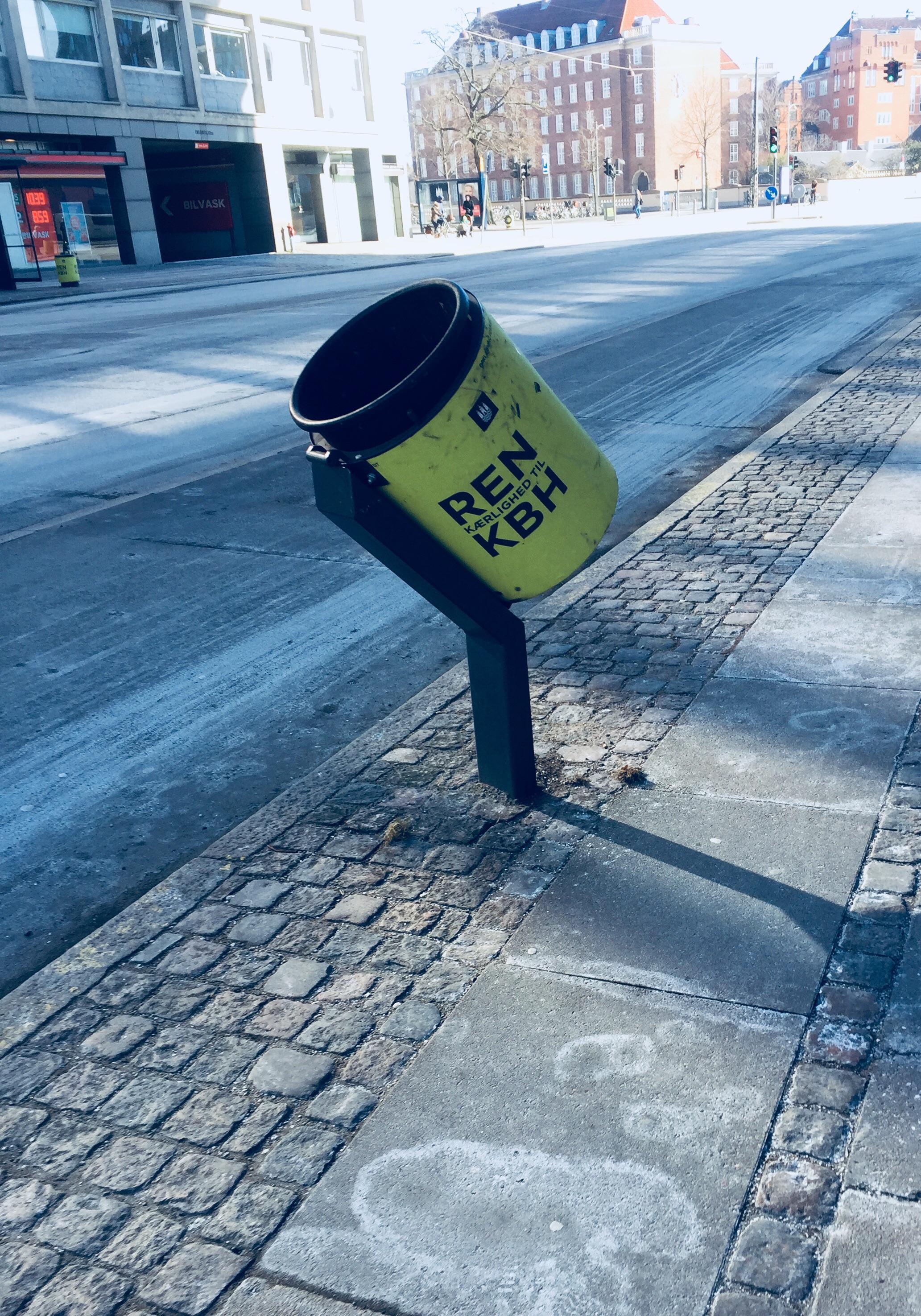 poubelle penchée pour les cyclistes