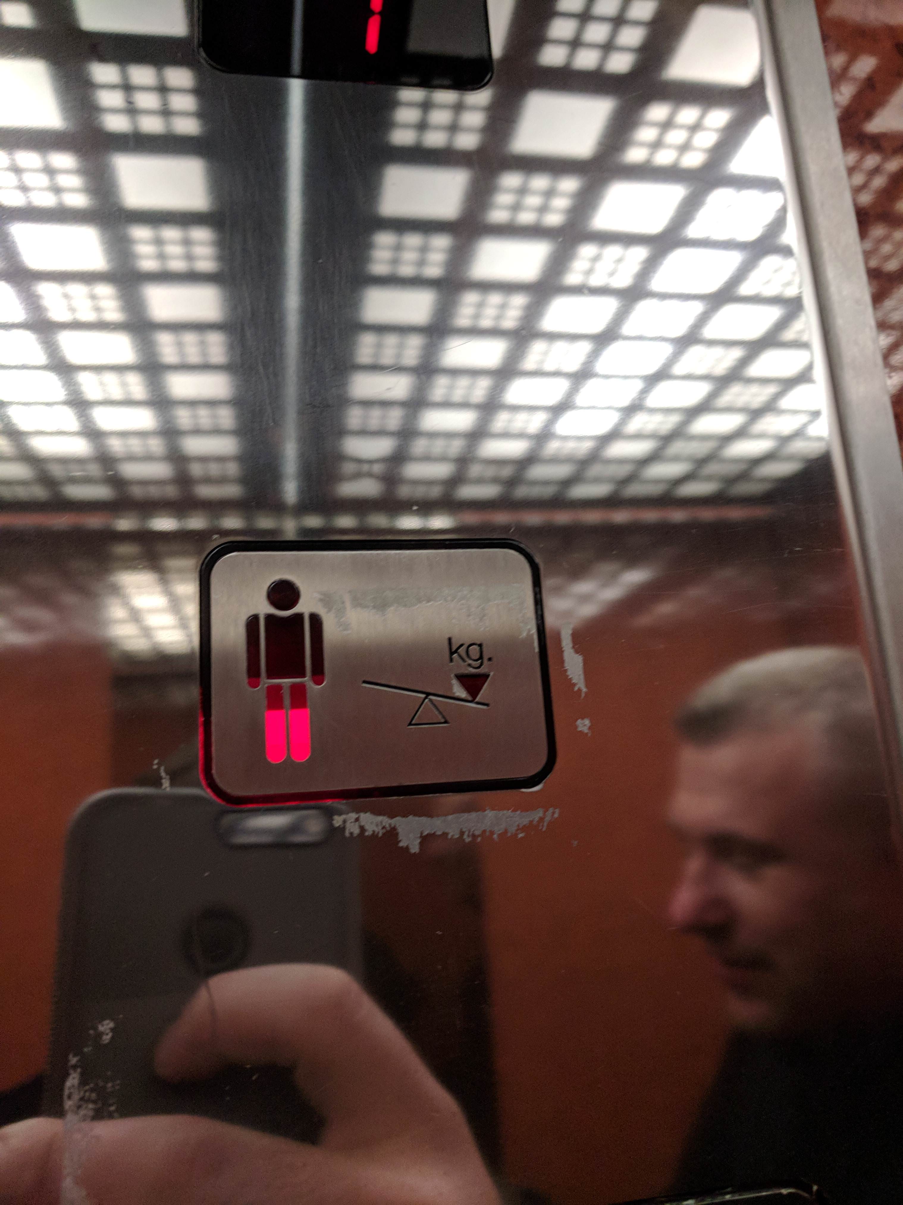 indicateur de poids dans un ascenseur