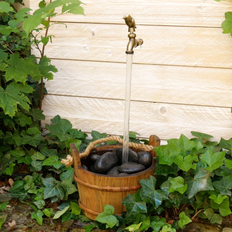 photo d'une décoration provoquant une illusion d'optique dans le jardin avec un robinet
