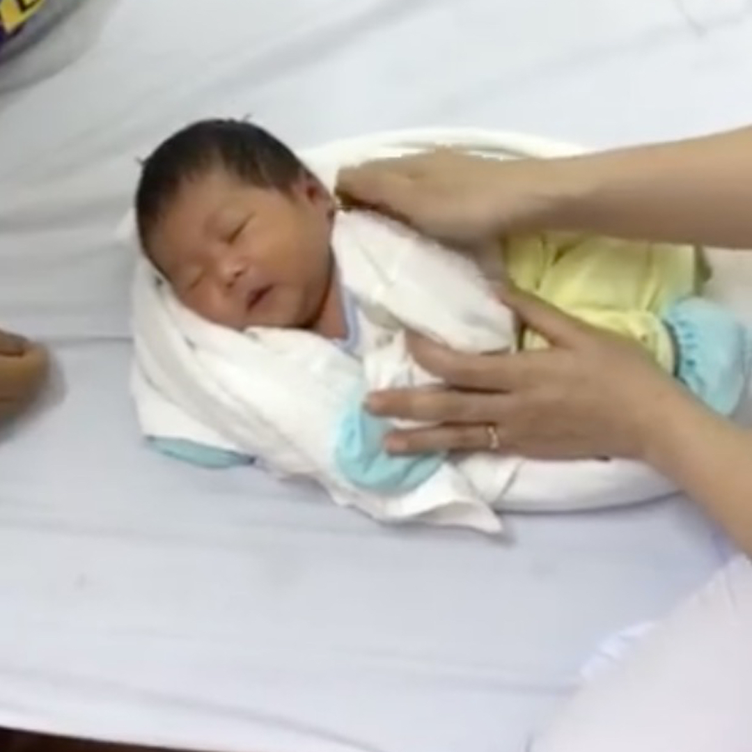Живот полотенце. Укладывание новорожденный ребенок. Способы укладывания новорожденных. Убаюкать новорожденного ребенка. Способы укладывания детей в Китае.