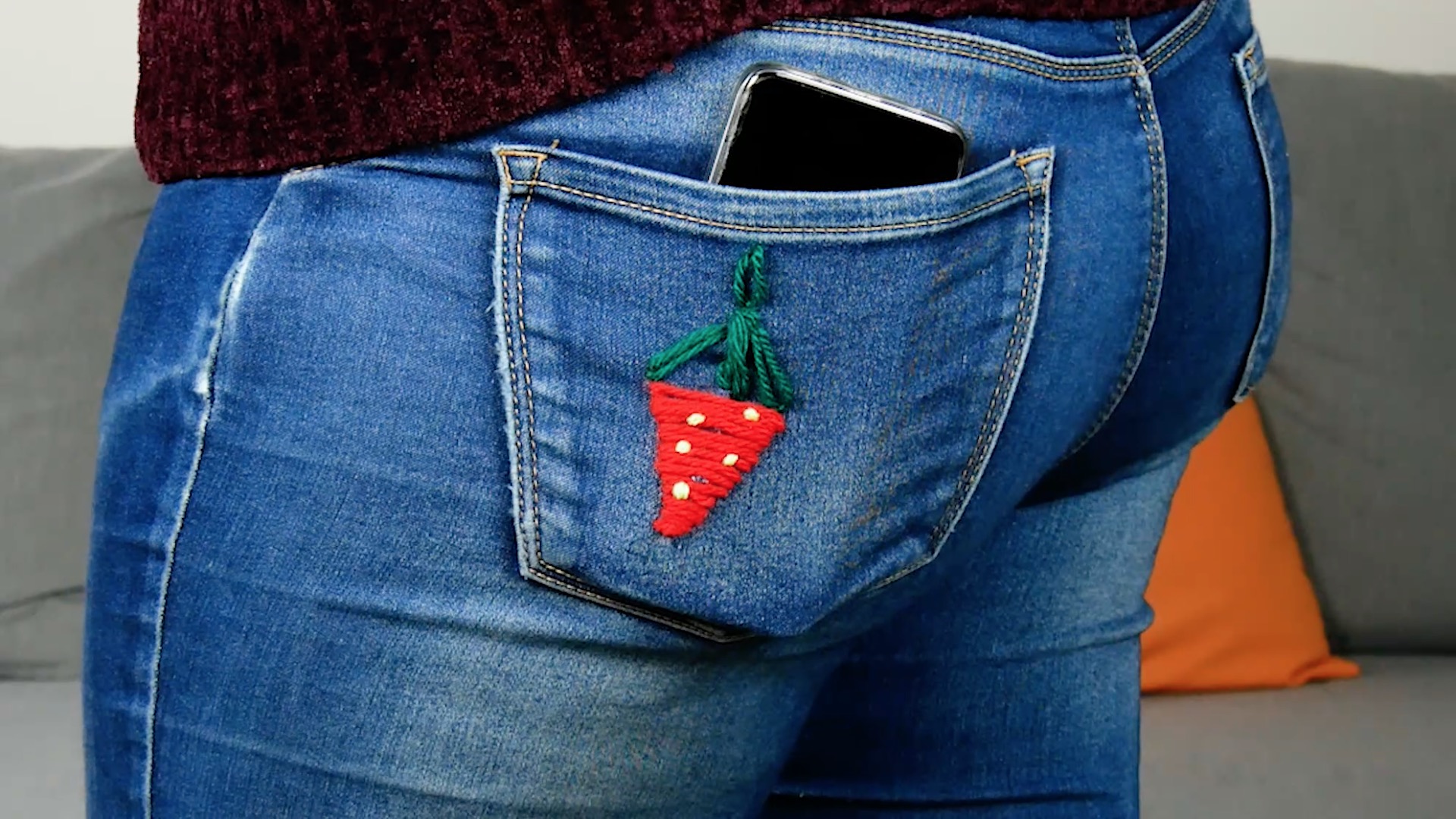 fraise brodée sur la poche arrière du jean