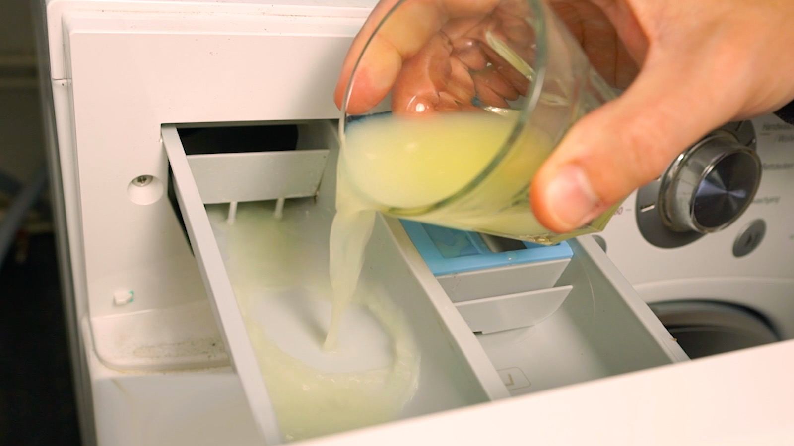 jus de citron versé dans la machine à laver pour éliminer les mauvaises odeurs