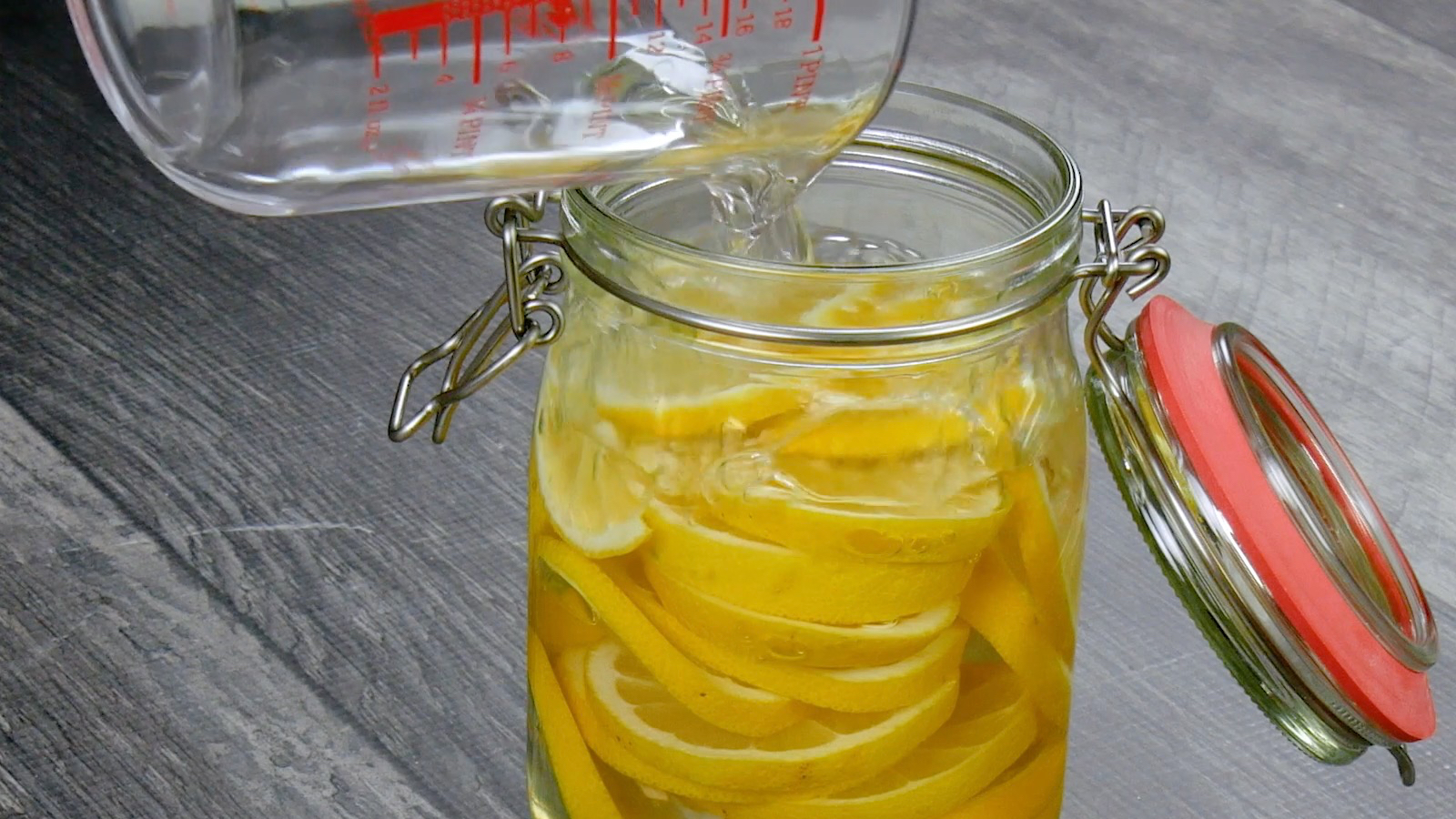 vinaigre blanc et citron versés dans un bocal en verre