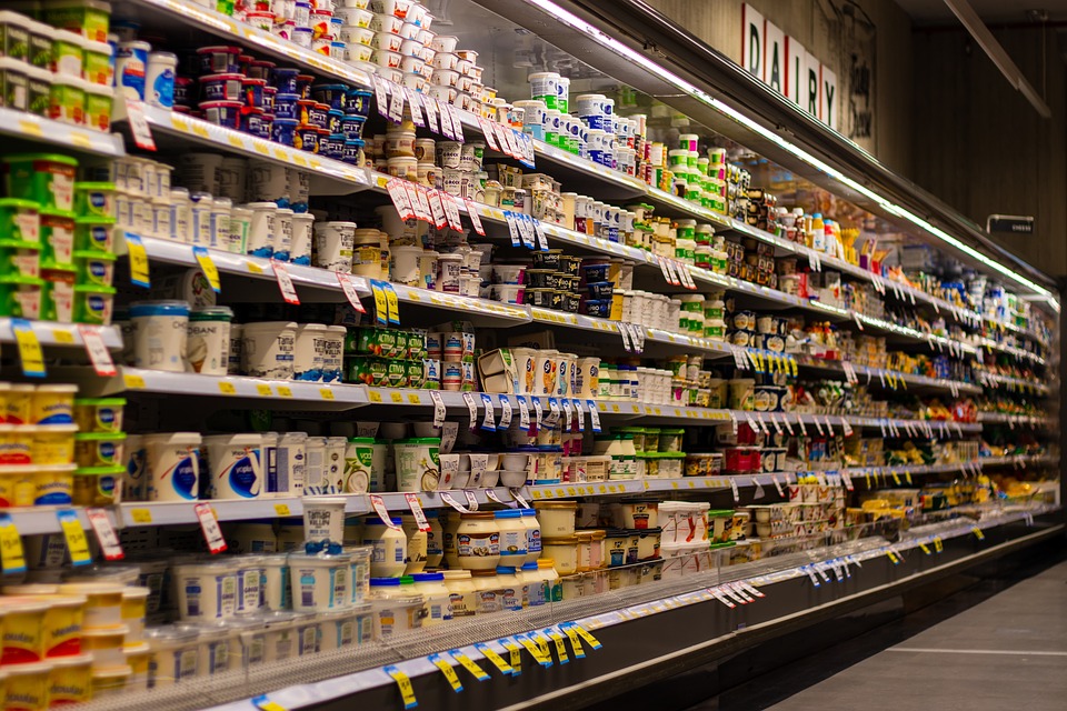 photo d'un rayon de supermarché rempli de produits