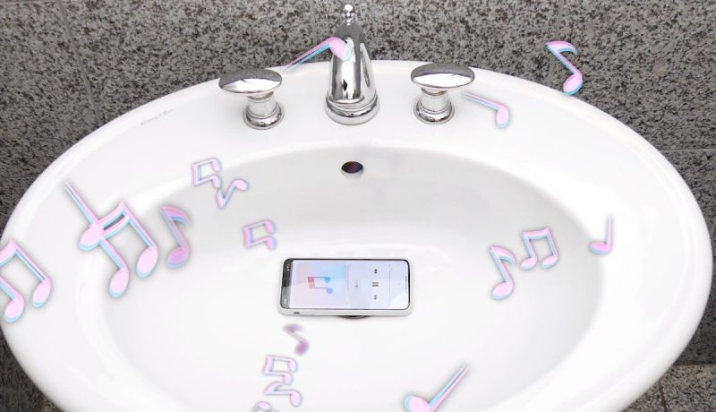 portable dans un lavabo pour recouvrir les bruits