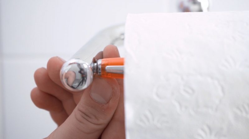 stylo pour tenir un rouleau de papier toilettes