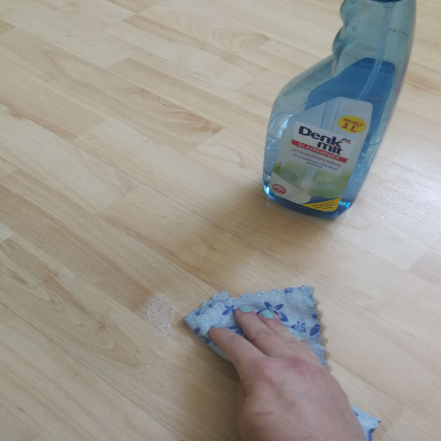 nettoyage d'un parquet à l'aide du nettoyant pour vitres