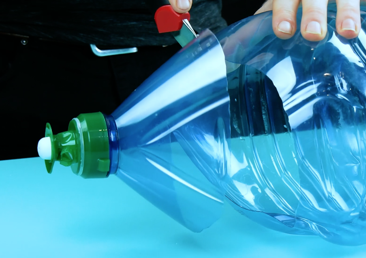 couper la partie supérieure d'une grosse bouteille en plastique