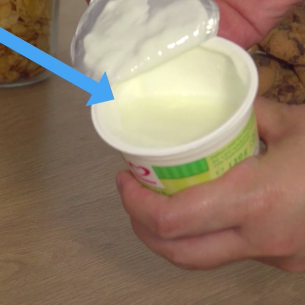 Liquide sur la partie supérieure du yaourt