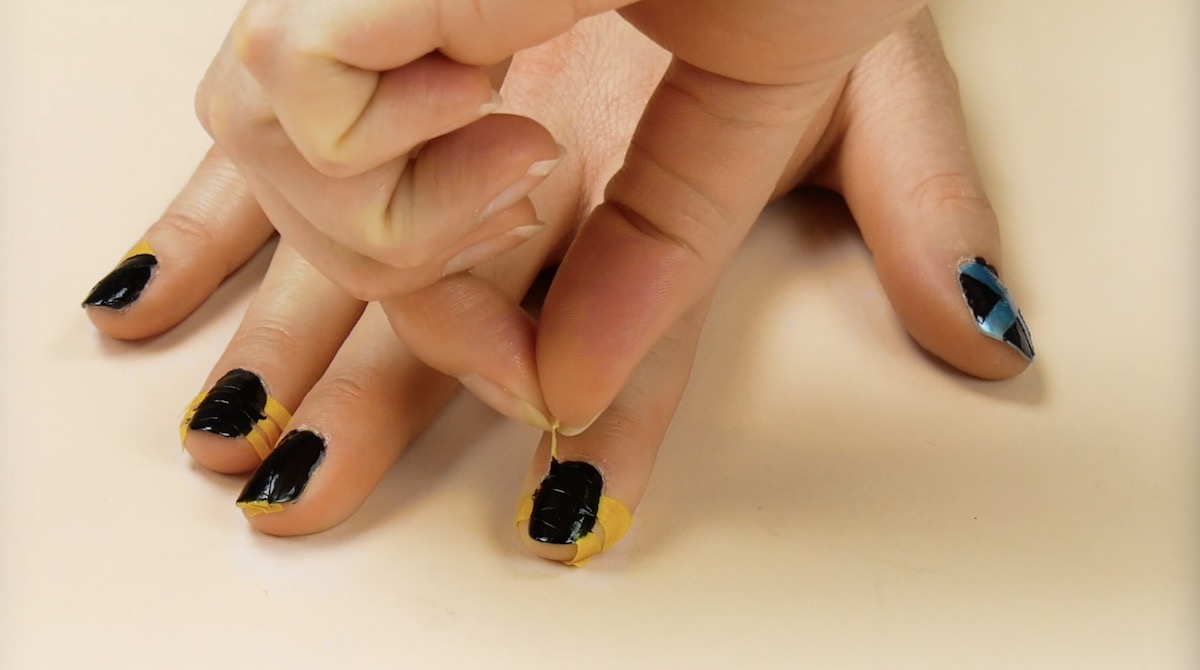 retirer les bandes de ruban adhésif des ongles après avoir appliquer la couche plus foncée de vernis