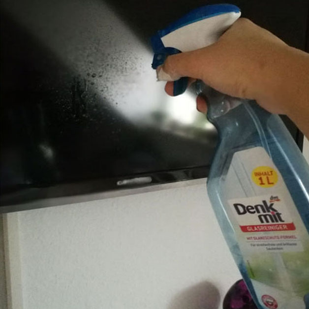 spray de nettoyant pour vitres sur un écran de télévision