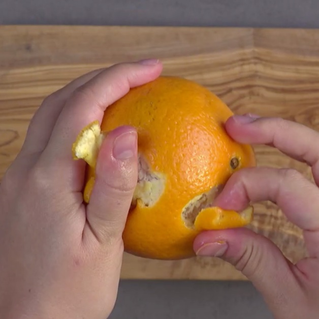 Peler une orange avec les mains
