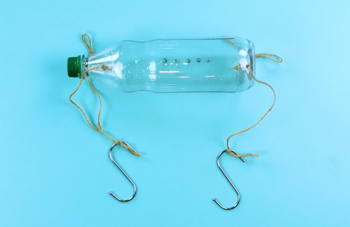Accrocher des crochets aux cordelettes dans les bouteilles en plastique