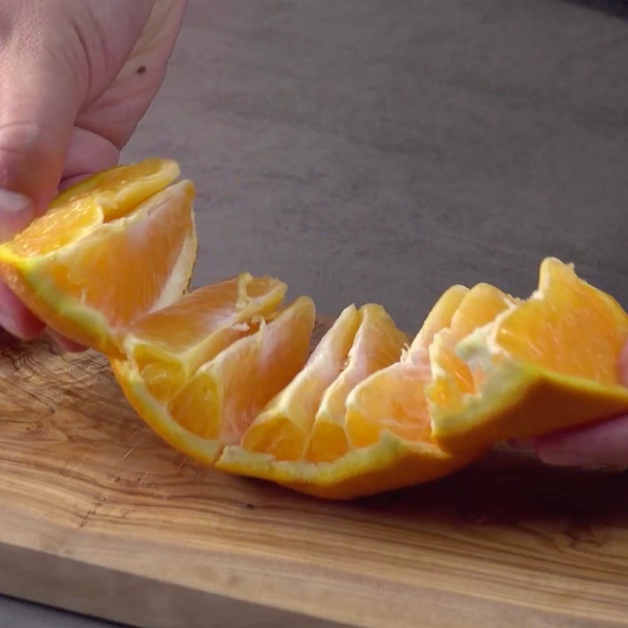 Dérouler l'orange pour que les morceaux se détachent