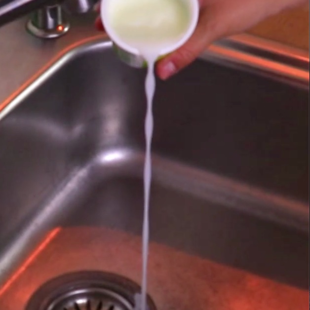 Vider le liquide du yaourt dans l'évier