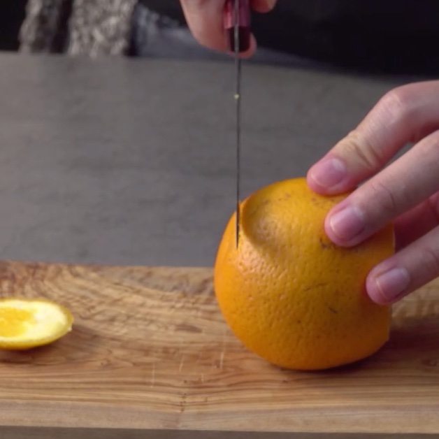 Couper les extrémités de l'orange avec un couteau