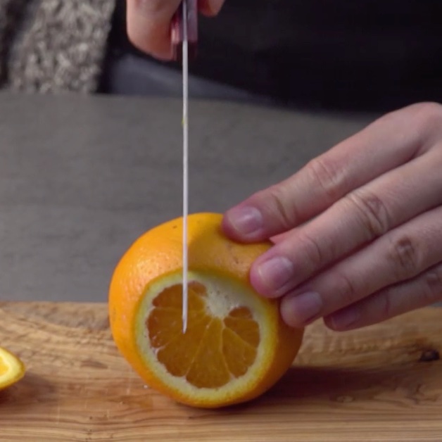 Faire une entaille dans l'orange avec un couteau