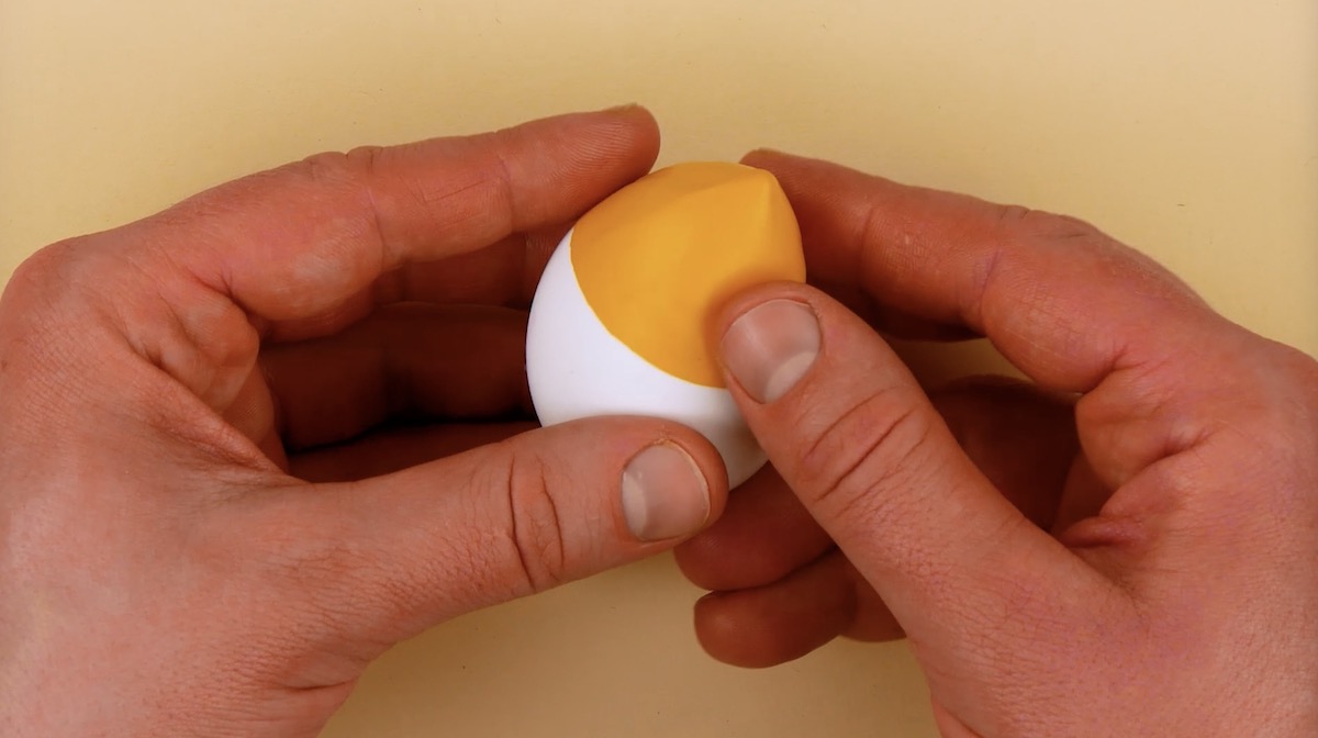 mettre embout ballon de baudruche sur un œuf dur