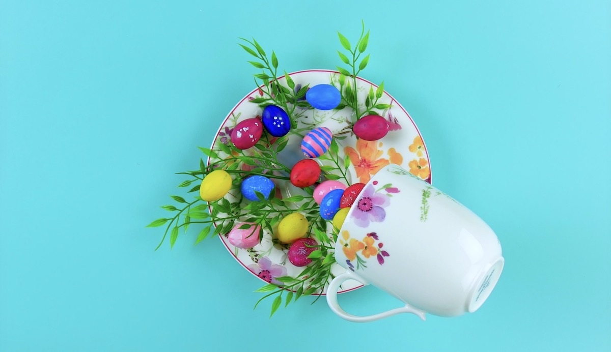 ajout des œufs de Pâques sur la décoration flottante 