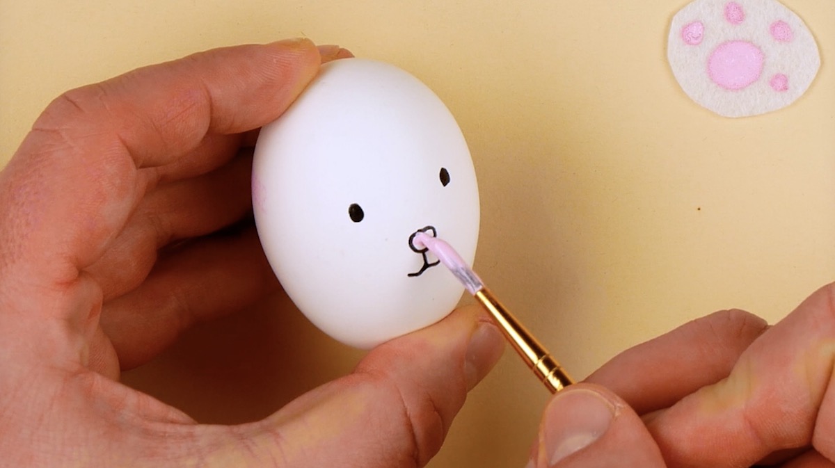 dessiner visage lapin sur œuf 