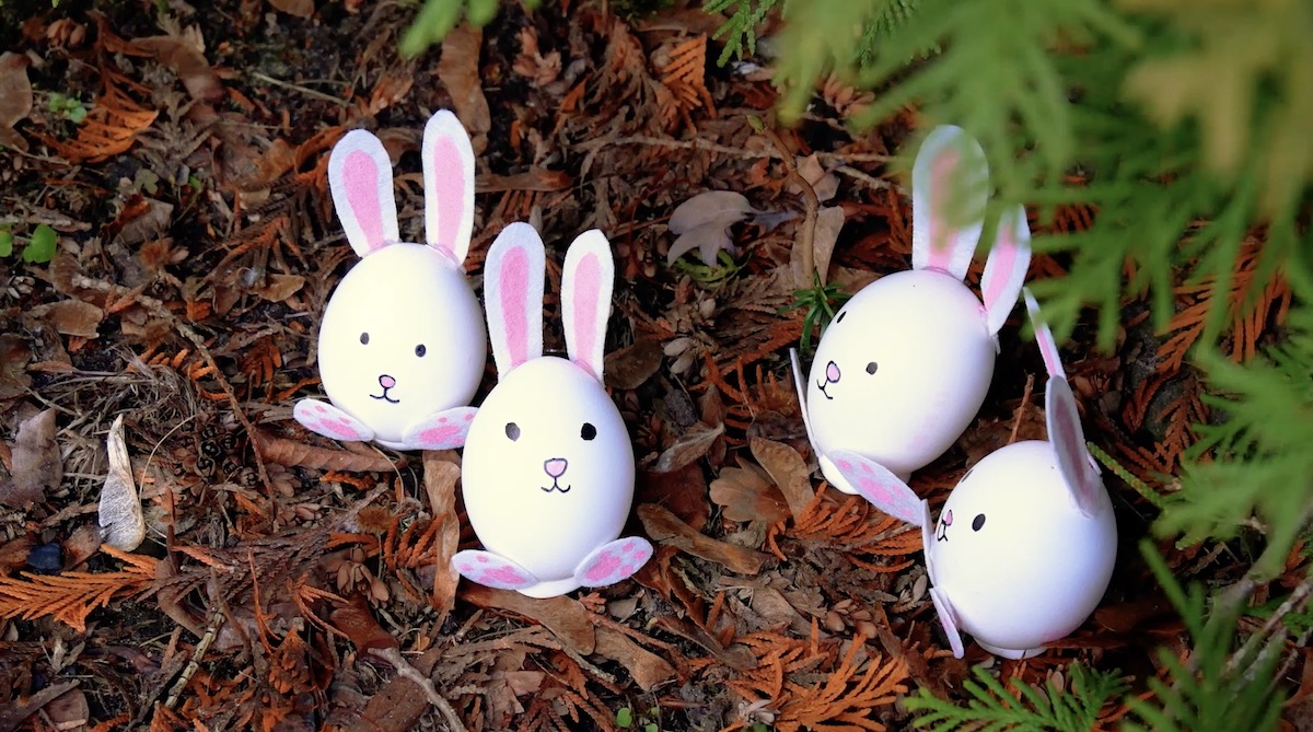 les œufs décorés en lapins sont prêts