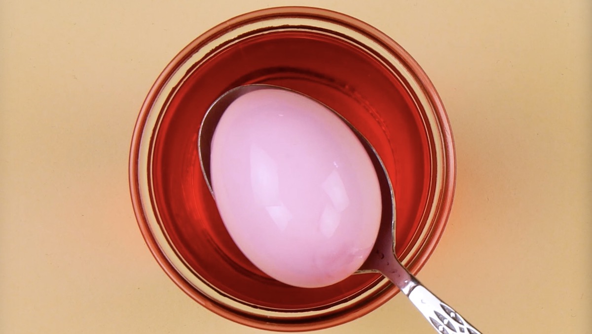 œuf coloré en rose