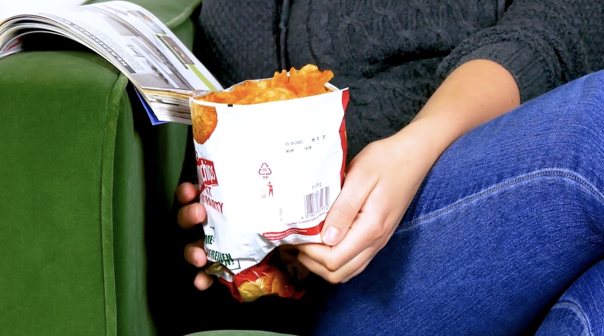 pliez le dessous du paquet de chips