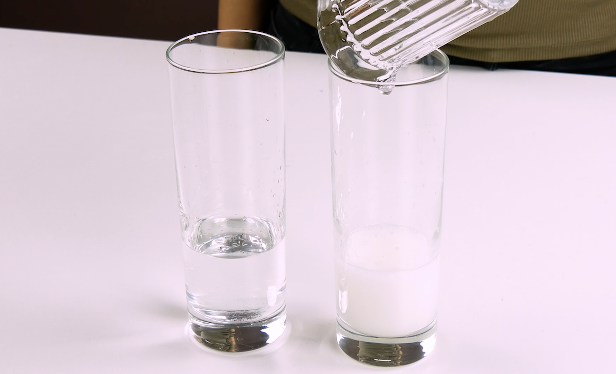 deux verres tubes remplis de substances liquides