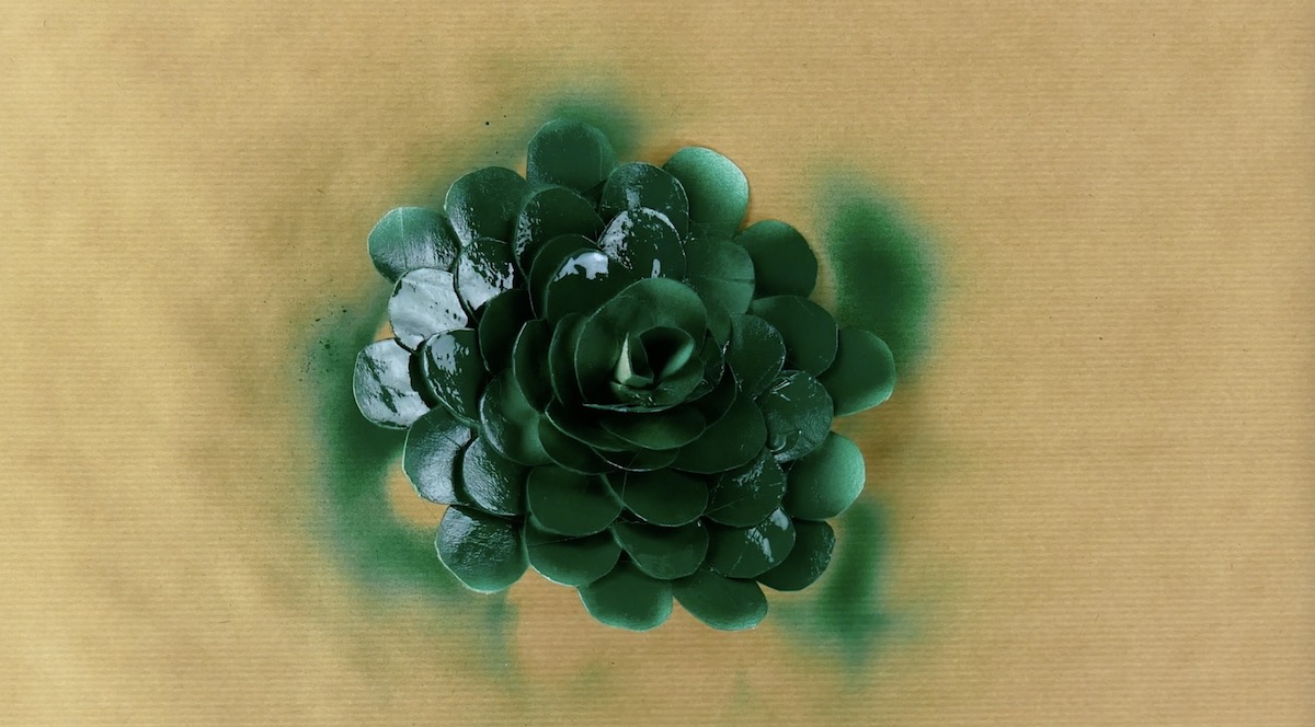 fleur en carton vaporisée de peinture verte en spray