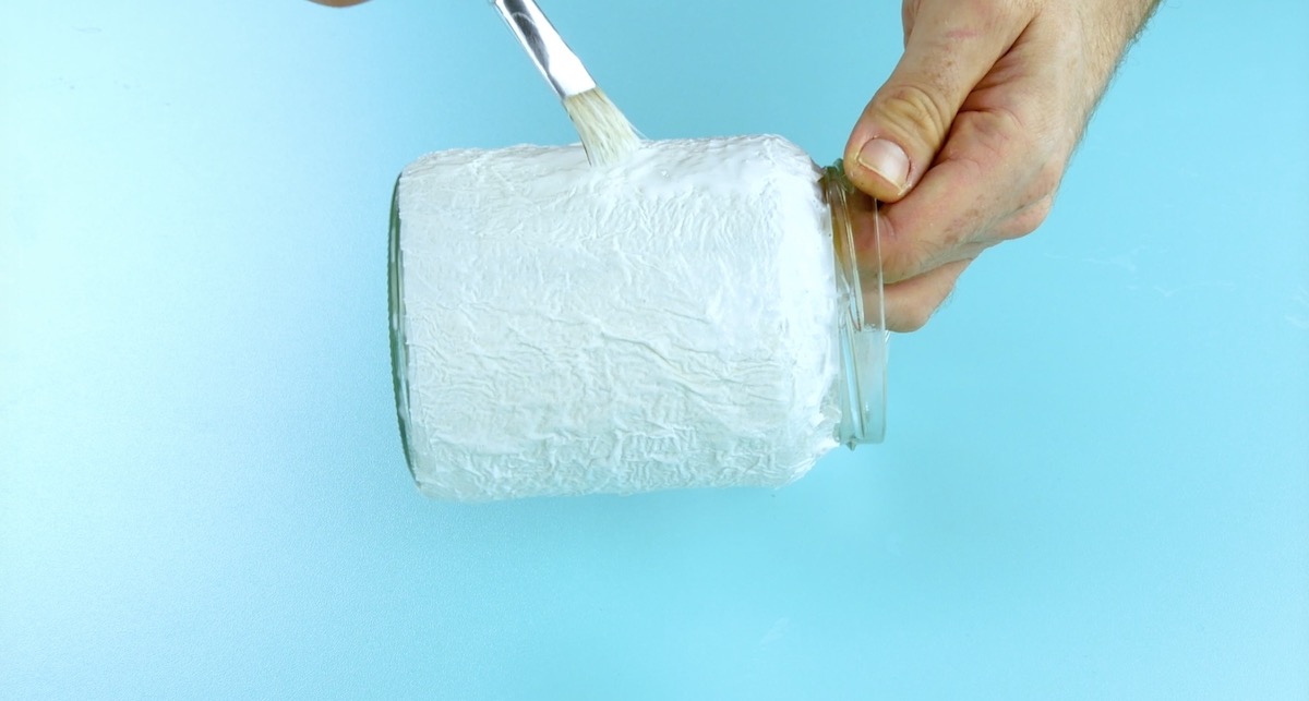 papier toilette sur bocal en verre appliqué à l'aide du vernis colle