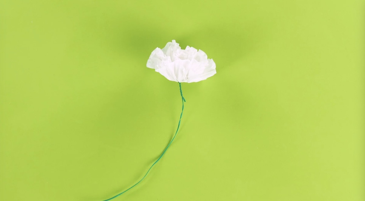 fil de fer vert avec feuilles de papier toilette pour créer une fleur