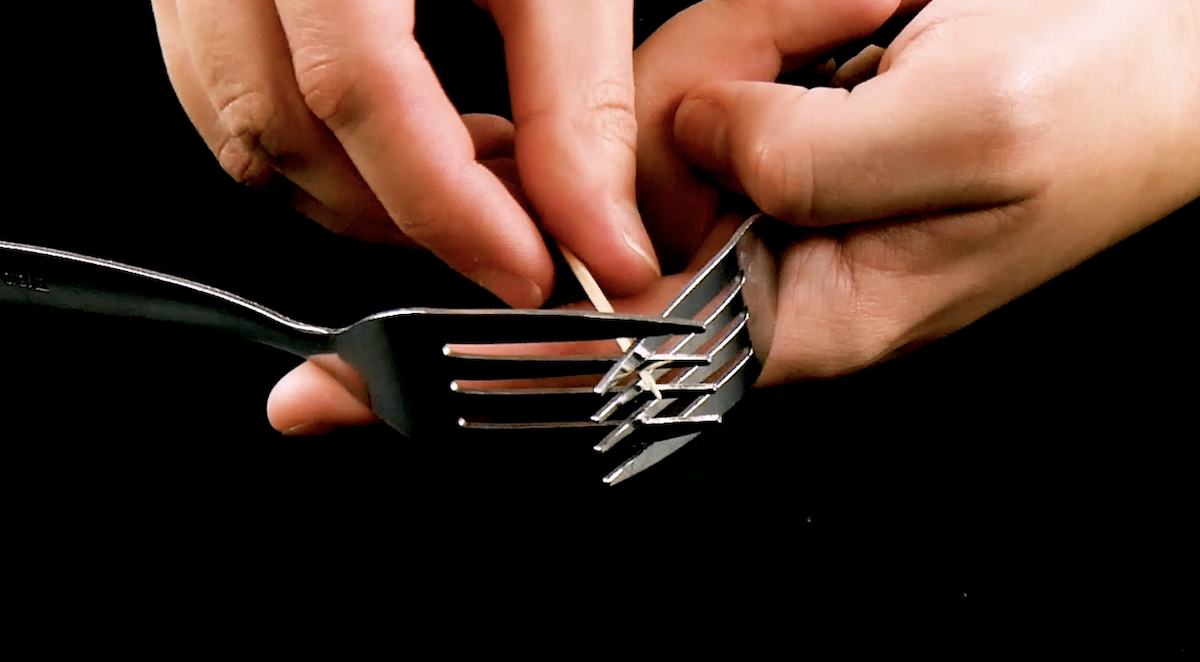 fourchettes entremêlées avec cure-dents au milieu
