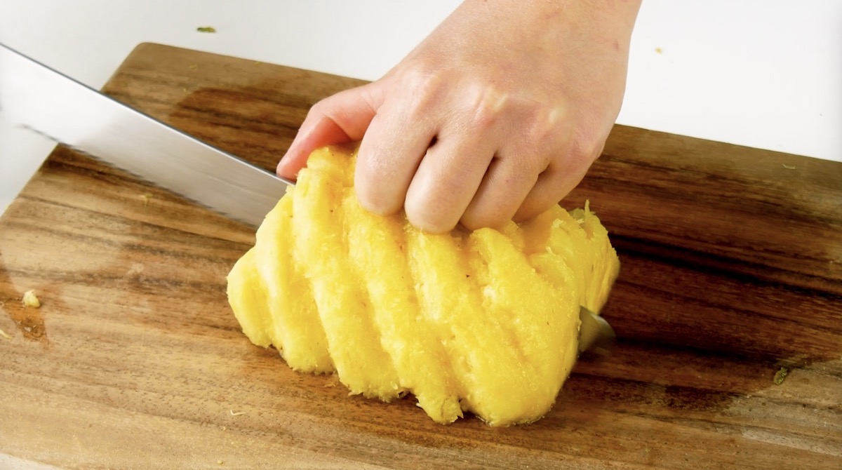couper les moitiés d'ananas en 2