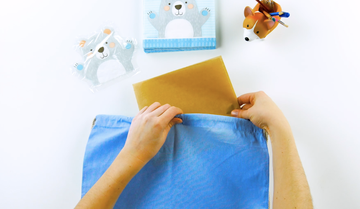 placez une feuille de papier sulfurisé entre les couches de tissu du textile sur lequel vous voulez imprimer