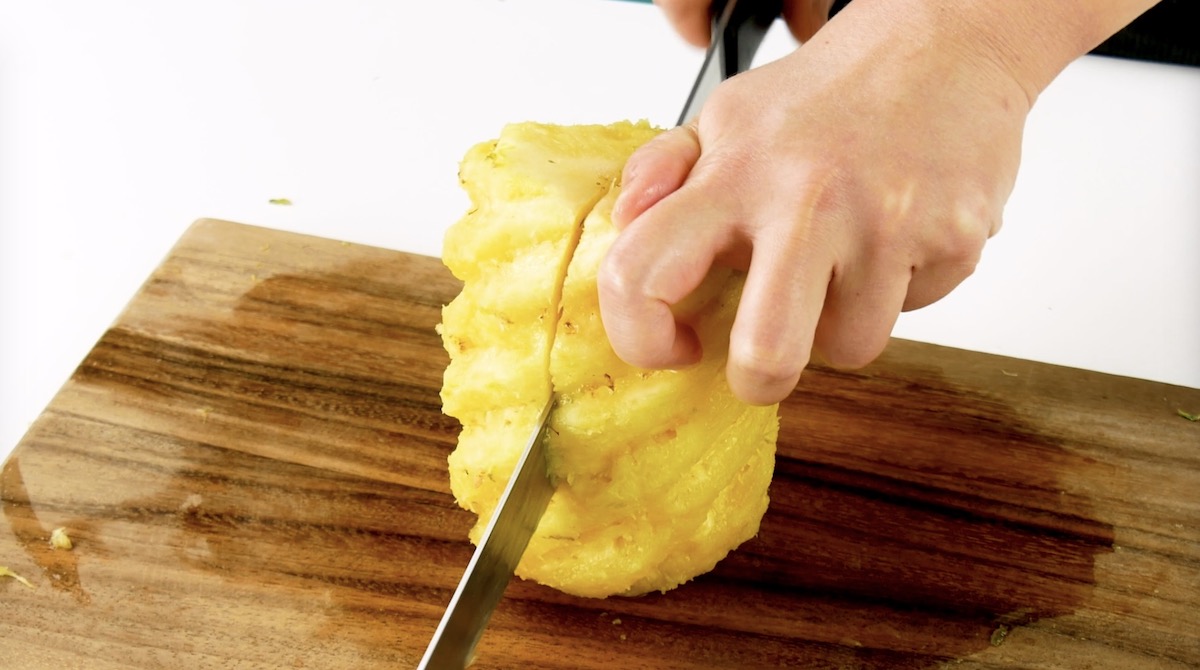 couper l'ananas en 2