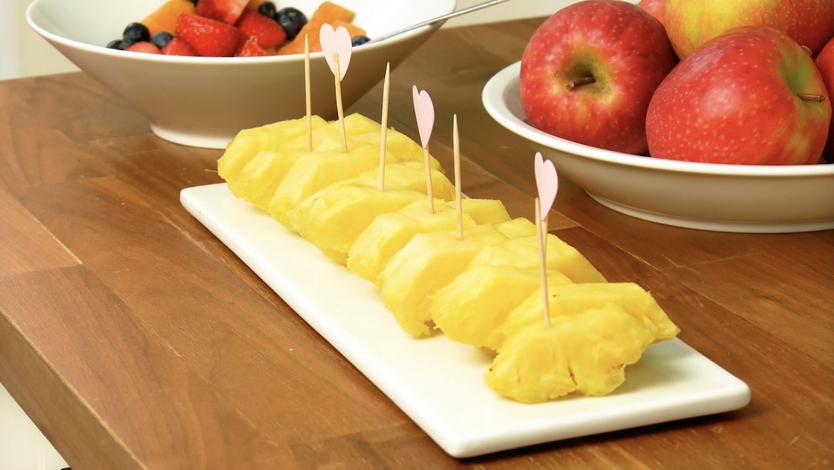 morceaux d'ananas présentés sur un plat