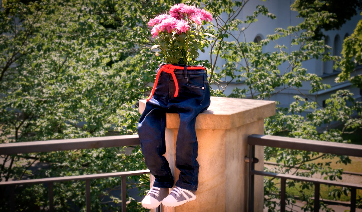 mettre un un seau avec des fleurs dans le cache pot jean