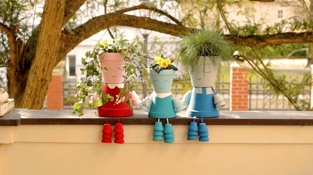 3 poupées fabriquées avec des petits pots de fleurs