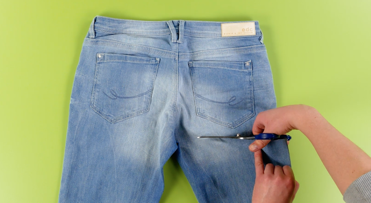 couper un jean sous les poches arrières