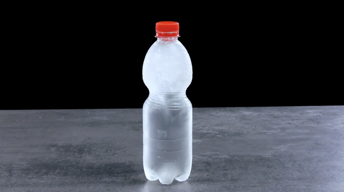 eau glacée dans une bouteille en plastique
