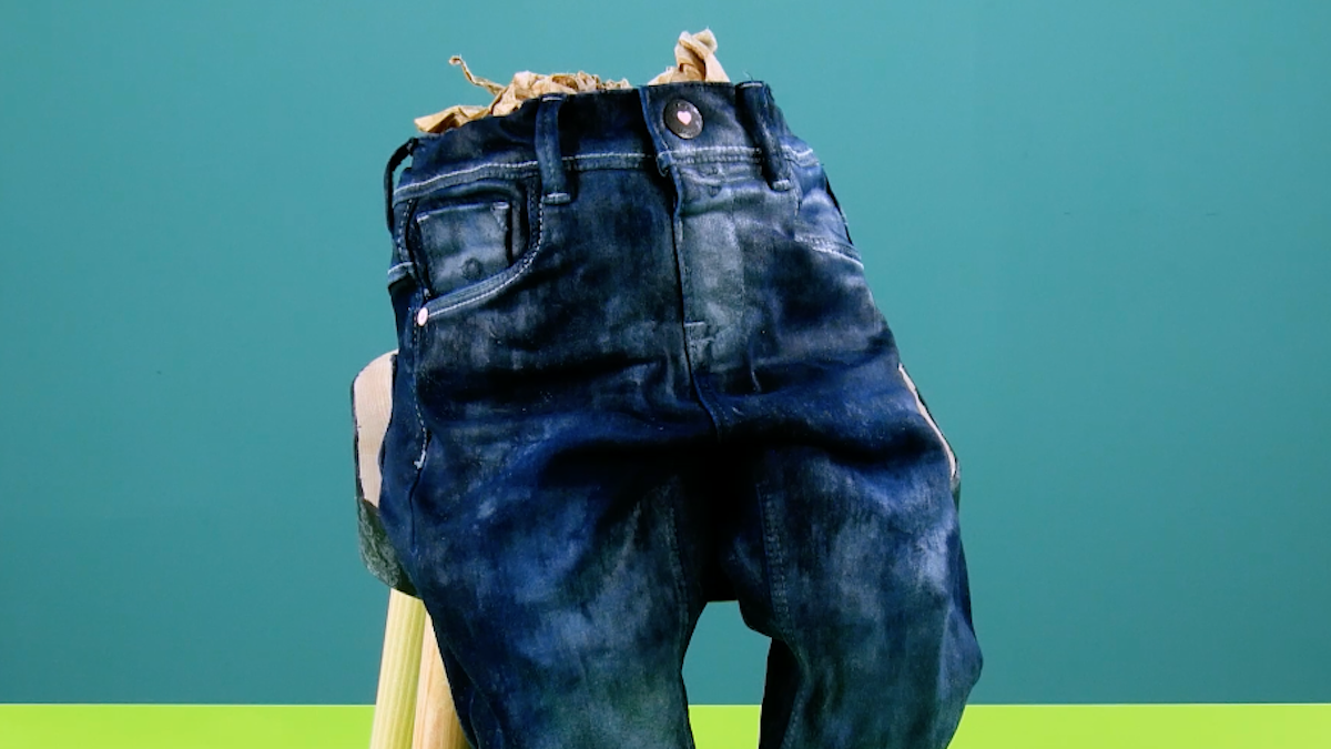 mettre le jean rembourré avec du papier en position assise sur un tabouret