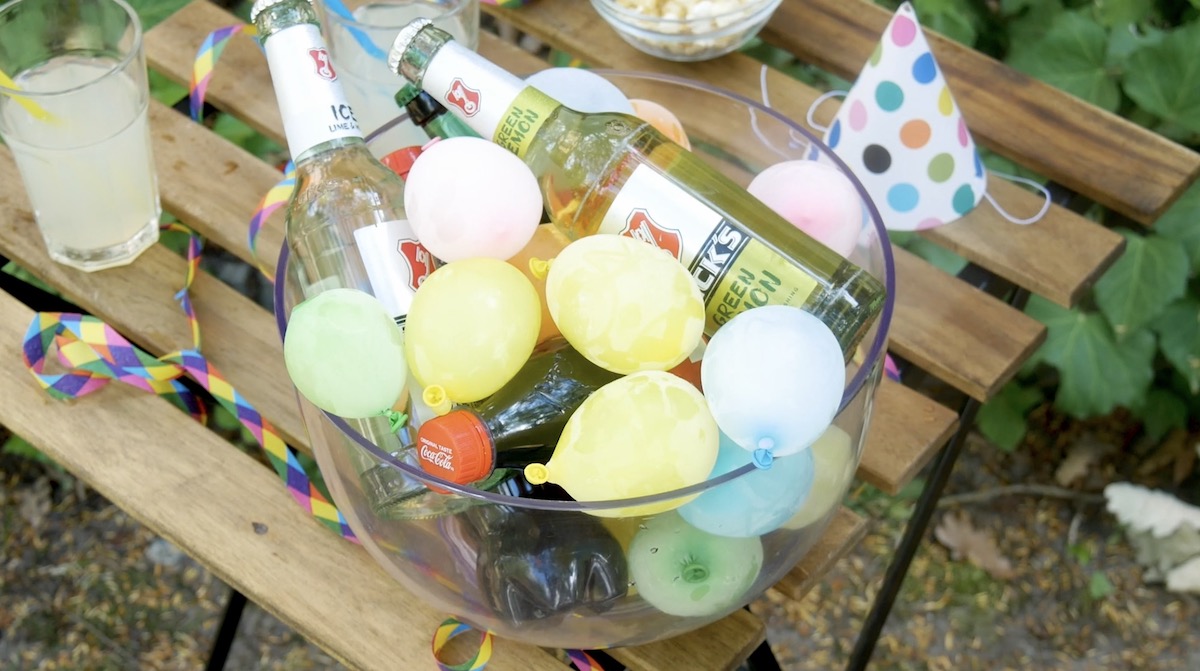 ballons remplis d'eau servant de glaçons dans un bol avec des boissons