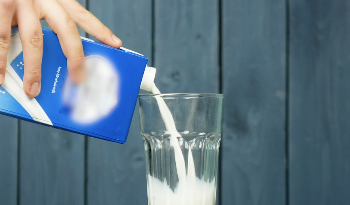 verser le lait dans un verre