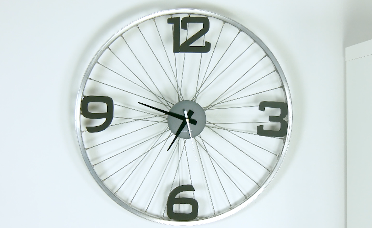 horloge faite à partir d'une jante de vélo