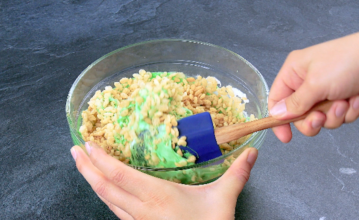 mélanger le riz soufflé et les chamallows